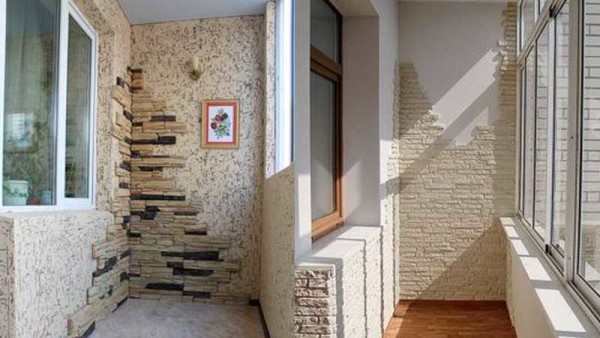 The combination of materials in the decoration of balconies and loggias