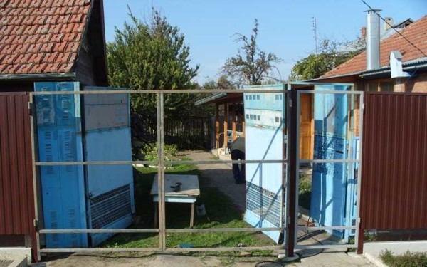 Divided gate halves