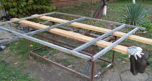 Having laid the sash on a flat horizontal surface, we boil all the seams