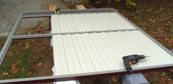 Installation of a profiled sheet on vorotoa