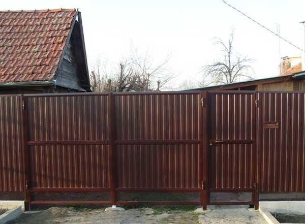 Ready-made gates from corrugated board with a wicket