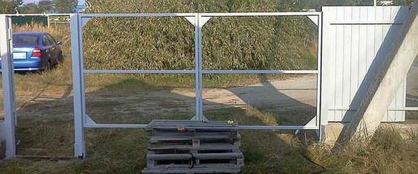 Sash reinforcement with metal plates