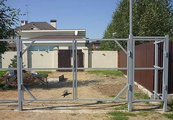 The second way to strengthen the gate leaves