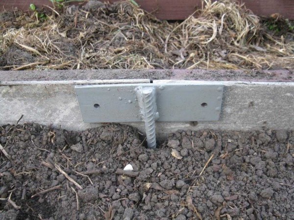 A piece of reinforcement with a welded plate - for securing the joint of two sheets of flat slate