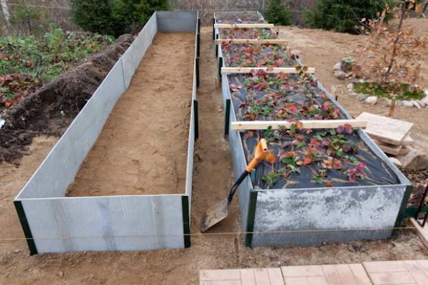 Fencing beds with slate
