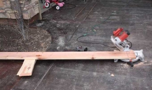 We nail vertical bars so that the box is strong and can be dug in