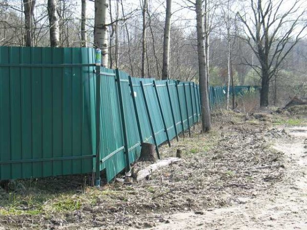 Insufficient deepening of the support pillars led to the fact that the fence was askew