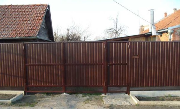 The final view of the fence made of profiled sheet, made by yourself
