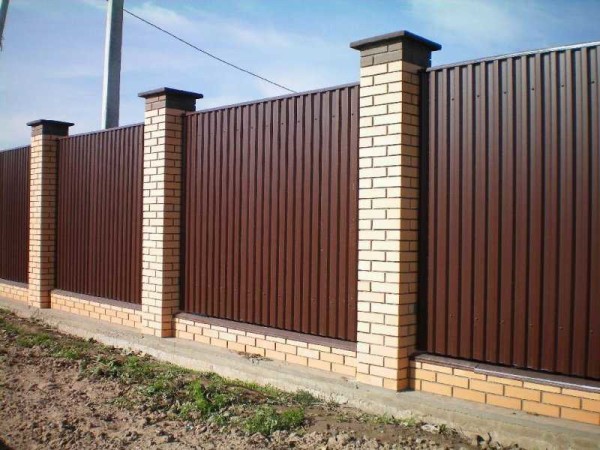 The professional sheet in combination with brick pillars looks solid