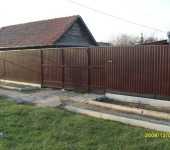 DIY fence made of corrugated board
