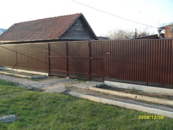 DIY fence made of corrugated board