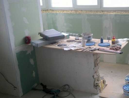 The rest of the wall, when combining the kitchen and the balcony, can be turned into a bar counter