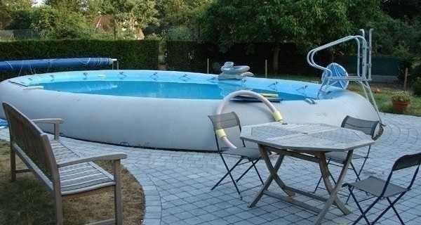 The inflatable pool can also be buried, leaving only a ring on top