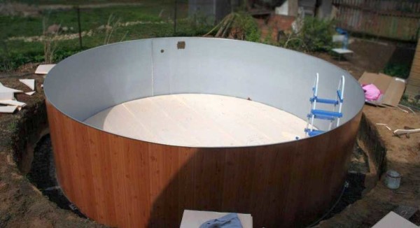 Lined with polystyrene foam inside
