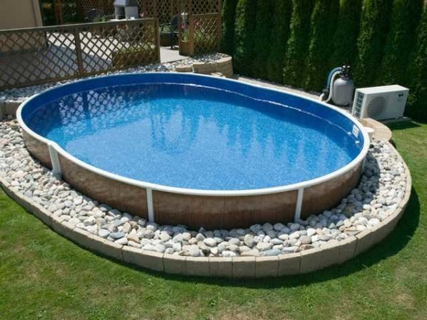Sprinkle pebbles around the pool to make it easier to walk, and sand does not rush around the area