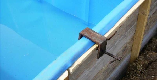 The clamp fixes the position of the bowl when attaching the corners