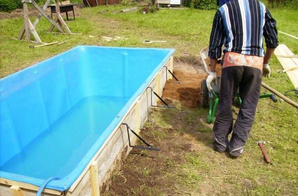 We fix the corners around the perimeter of the pool
