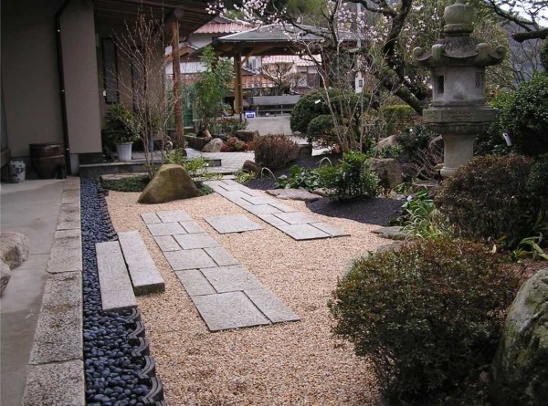 A great idea for decorating the yard near the garden house: rubble and pebbles, slabs as a path - dirt will not rush into the house