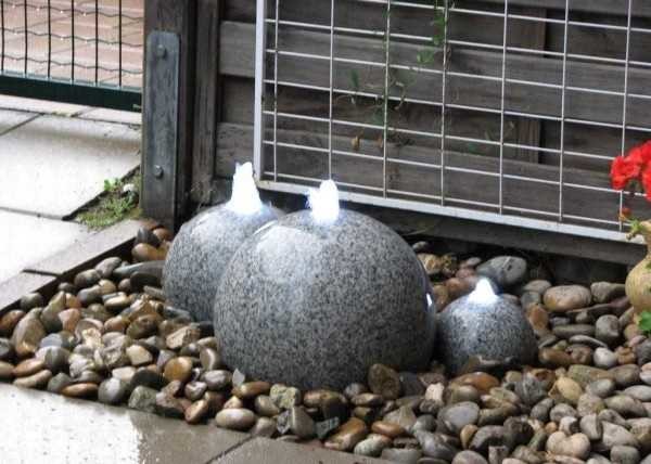 Such a fountain is not difficult to make. The main thing is to find a suitable stone and drill a hole in it.