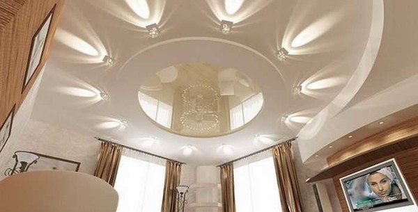 Ceiling decoration in the apartment: living room