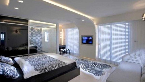 Fabric stretch ceiling with plasterboard construction in the center