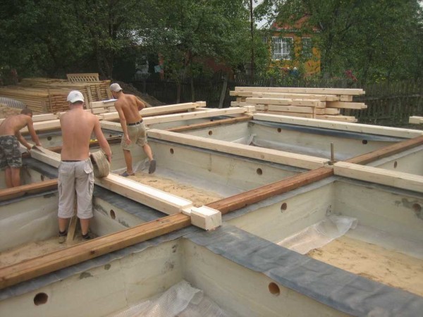 The insulation is narrower than the timber itself