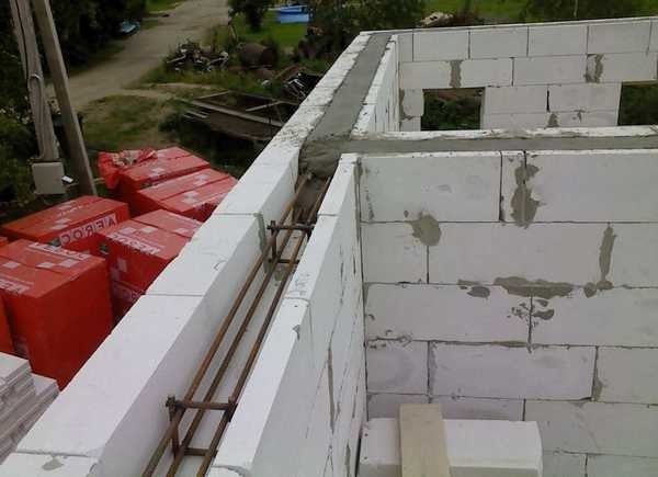 An example of a reinforcing belt device when building a house from foam blocks