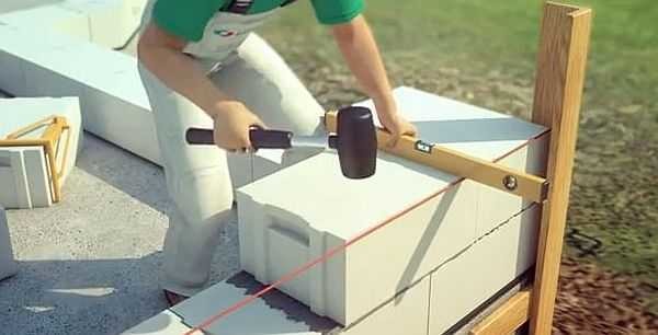 Two strips are nailed to the side, to which a lace is already attached to beat the row level