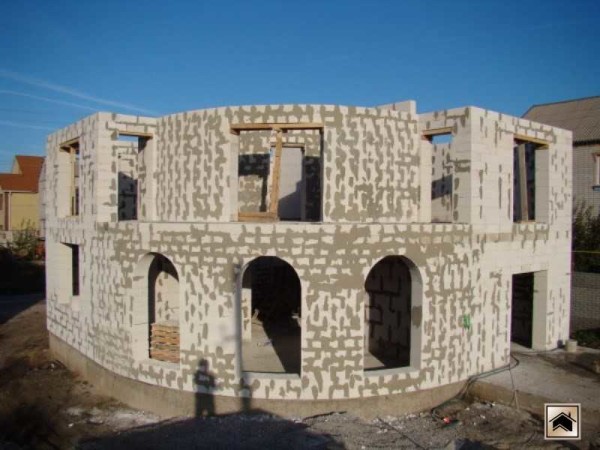 Aerated concrete is easily processed, which allows you to build houses of complex configuration