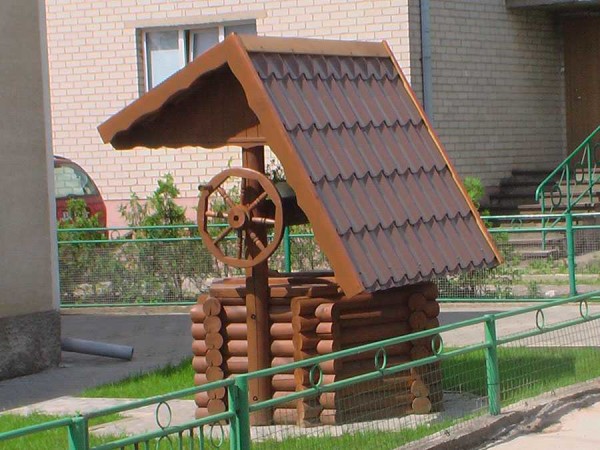 do-it-yourself canopy over the well made of wood