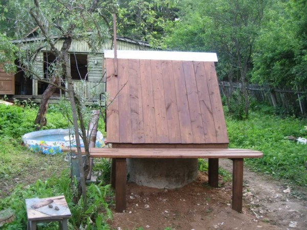 do-it-yourself canopy over the well made of wood