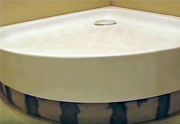 Example of a shower tray installed on bricks