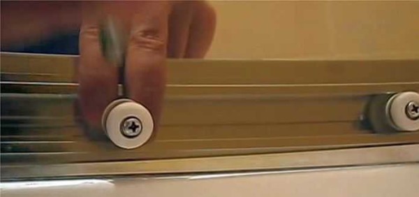 Installing a shower cabin: hanging the doors