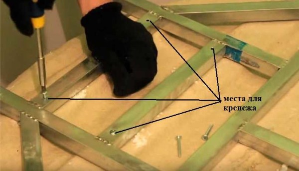 We attach the metal frame to the pallet