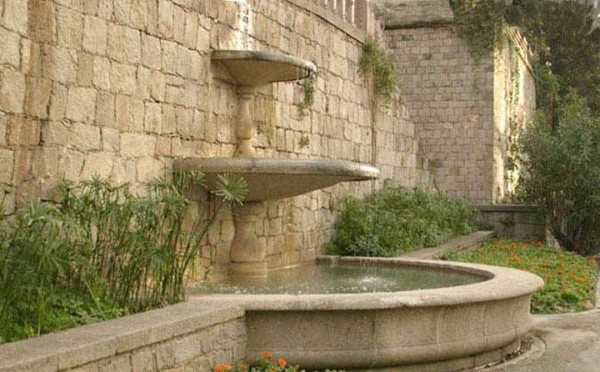 Classic execution of a wall fountain