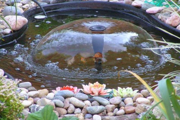 Garden fountain made of plastic bowl