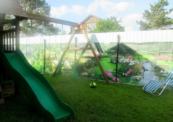 You can also decorate the back of the fence made of corrugated board with a photo grid
