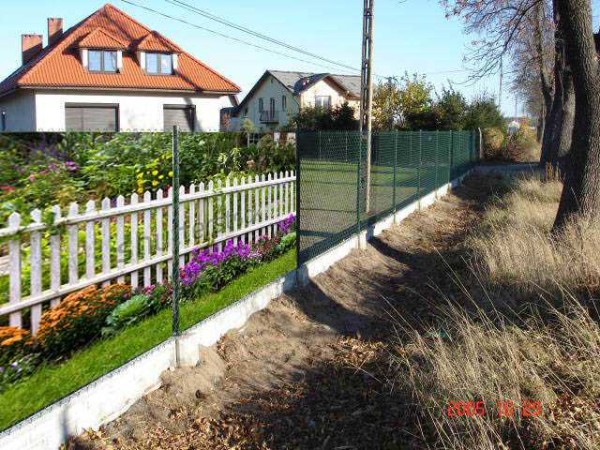 A photo grid for a fence covers the transparent fence, making it almost opaque