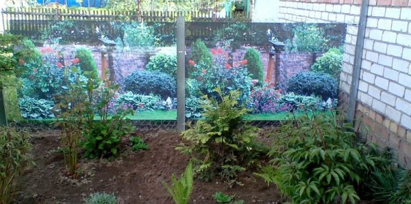 An example of installing a photo grid on a fence
