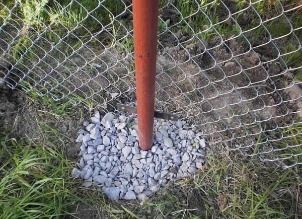 The cheapest, and, nevertheless, reliable way to install the fence - columns in a compacted backfill