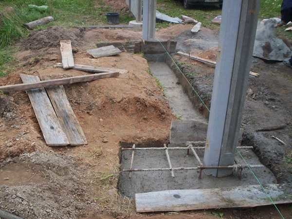 To compensate for windage from the fence, the upper part of the backfill must be concreted