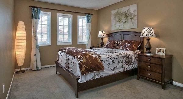 How to arrange a bed in a small bedroom