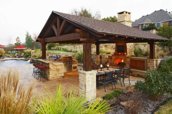 The optimal view of pillars for an open summer kitchen