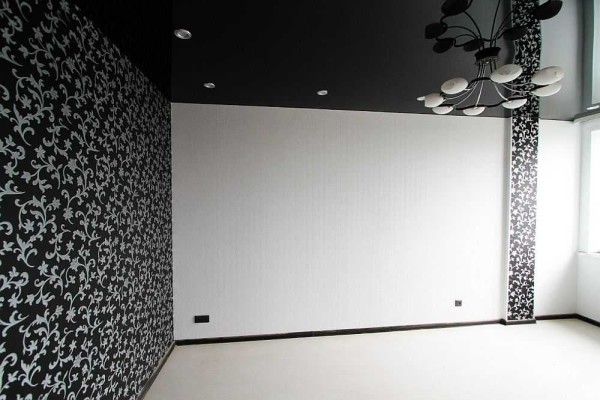 A dark wall opposite the window darkens the entire room