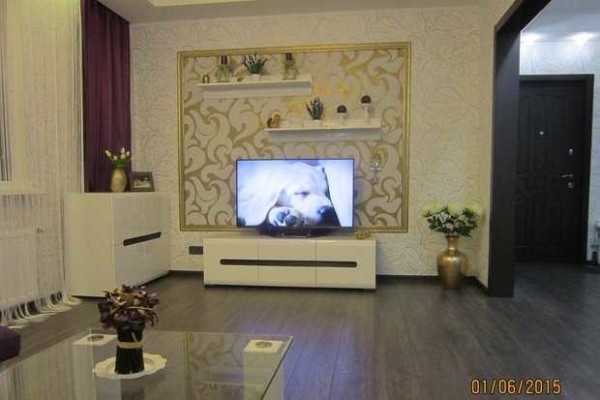 Interesting options for gluing wallpaper: a niche of a different color
