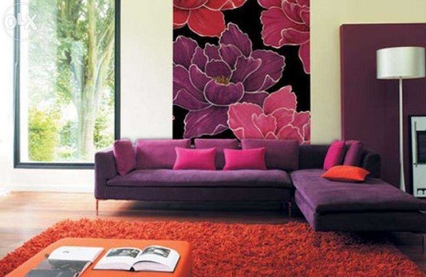 Bright heels in a monotonous interior - ideal for pasting two types of wallpaper