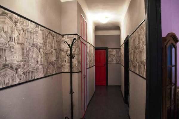 A clearly marked strip lowers the ceiling slightly and pushes the walls apart