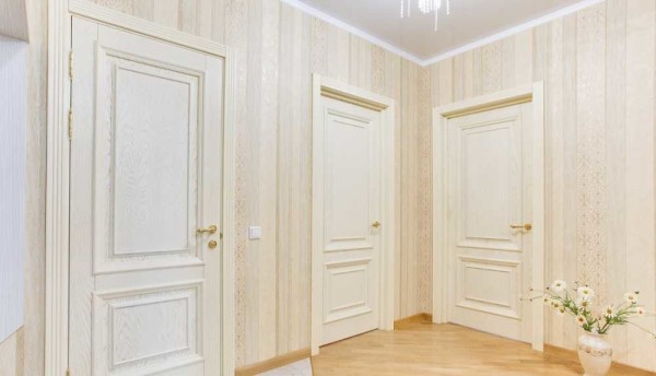 In the corridor with light doors, the wallpaper looks more organic with light
