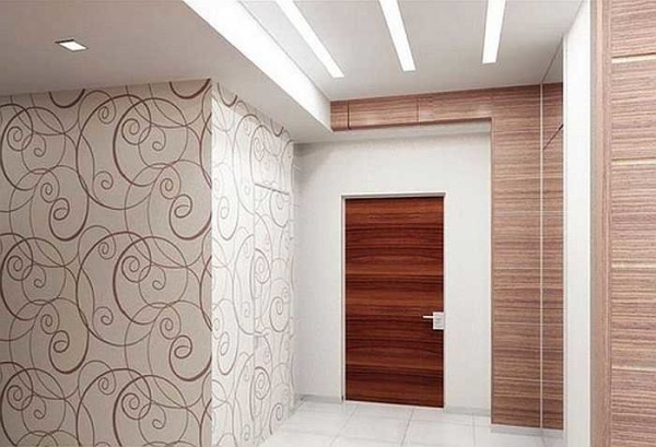 Another example of combining wallpaper in the corridor from one collection