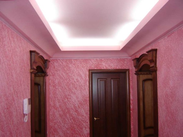Liquid wallpaper in the corridor